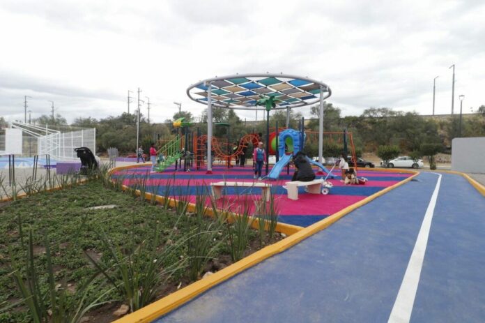 SEJUVE y vecinos de Villas Fundadores rehabilitan parque en San Juan del Río