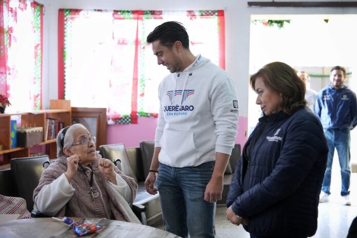 Celebra Felifer Macías el Día de Reyes con adultos mayores