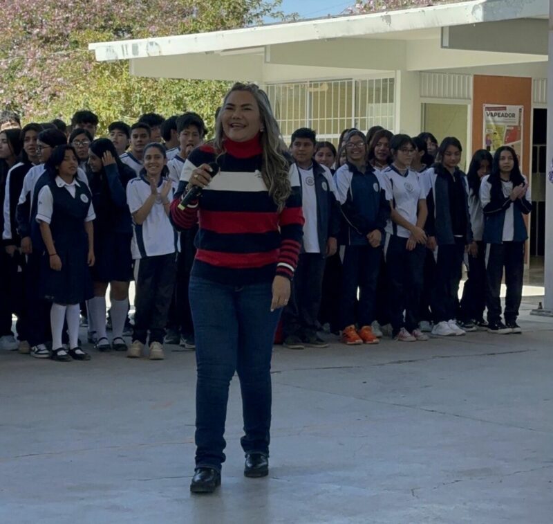 Entrega equipo educativo en escuelas de San Juan del Río