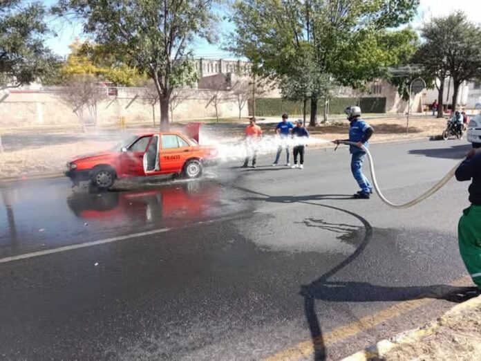 Empleados municipales de San Juan del Río evitan tragedia al apagar taxi incendiado