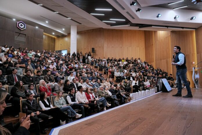 Felifer Macías inaugura 