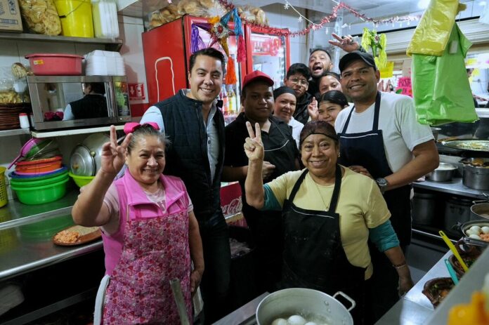 Felifer Macías recorre el Mercado y Tianguis de la Presidentes