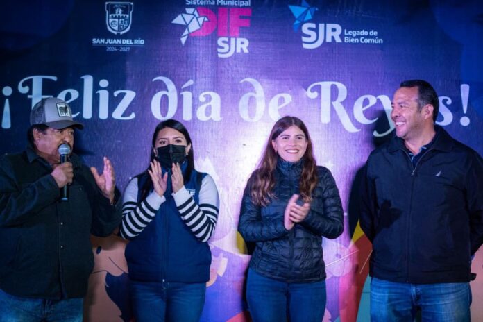 Georgina Sánchez y Roberto Cabrera parten la tradicional Rosca de Reyes con familias sanjuanenses