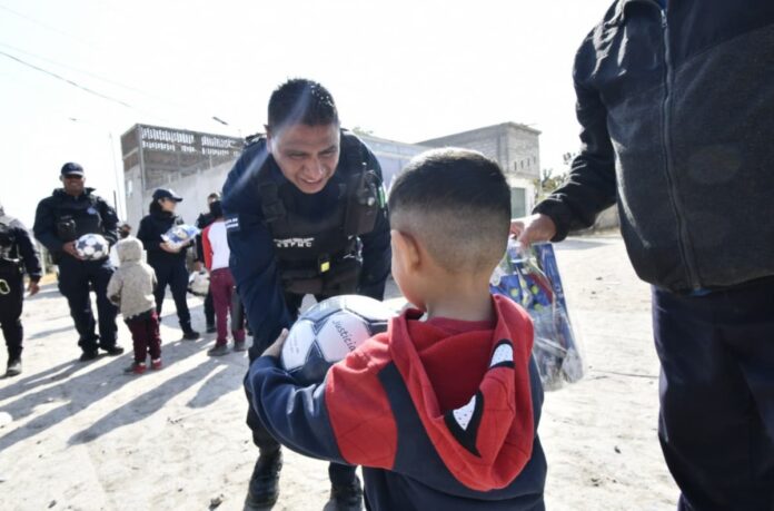 Policías de Corregidora apoyan a los Reyes Magos en la entrega de juguetes