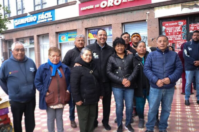 Roberto Cabrera convive con voceadores para celebrar el Día de Reyes y compartir la tradicional rosca