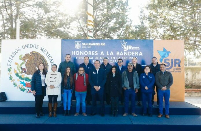 Roberto Cabrera entrega techumbre y encabeza honores a la Bandera en Barranca de Cocheros