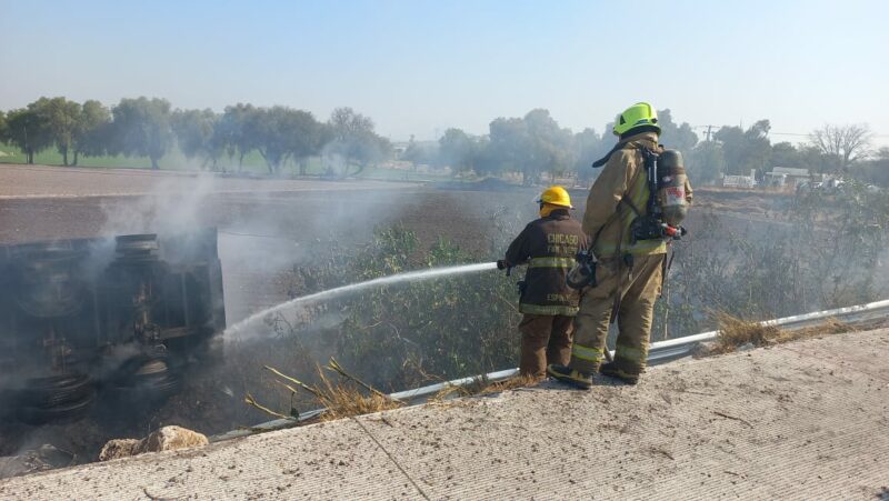 Tráiler vuelca e incendia sobre la carretera 57; fallece el conductor