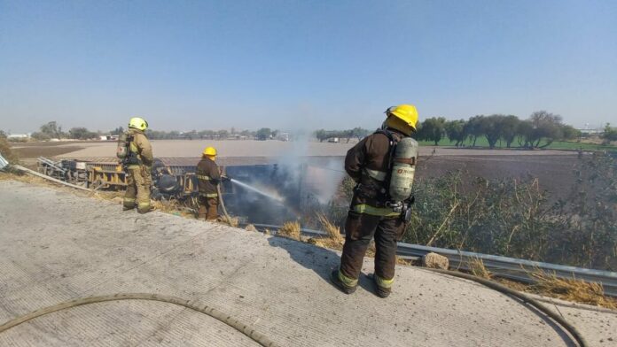 Tráiler vuelca e incendia sobre la carretera 57; fallece el conductor