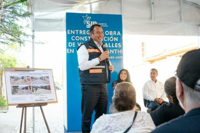 Alcalde Roberto Cabrera entrega pavimento y servicios básicos en Granjas Banthí