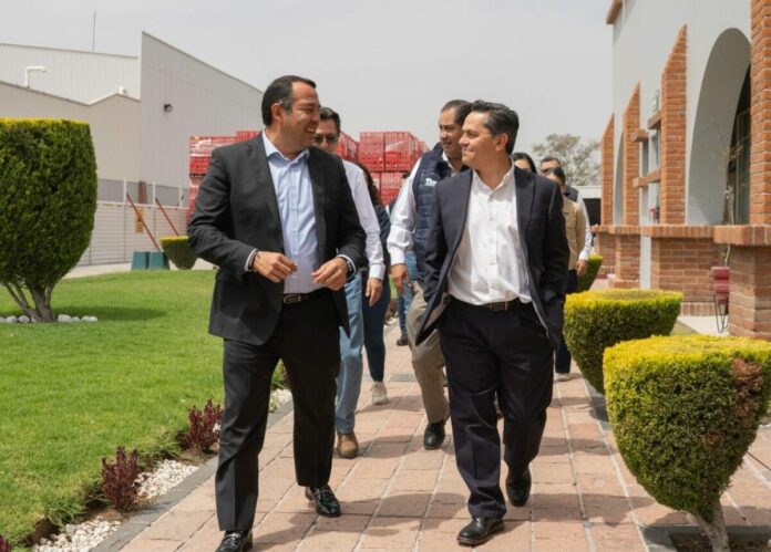 Persidente Roberto Cabrera realiza visita a planta de Coca-Cola FEMSA en San Juan del Río