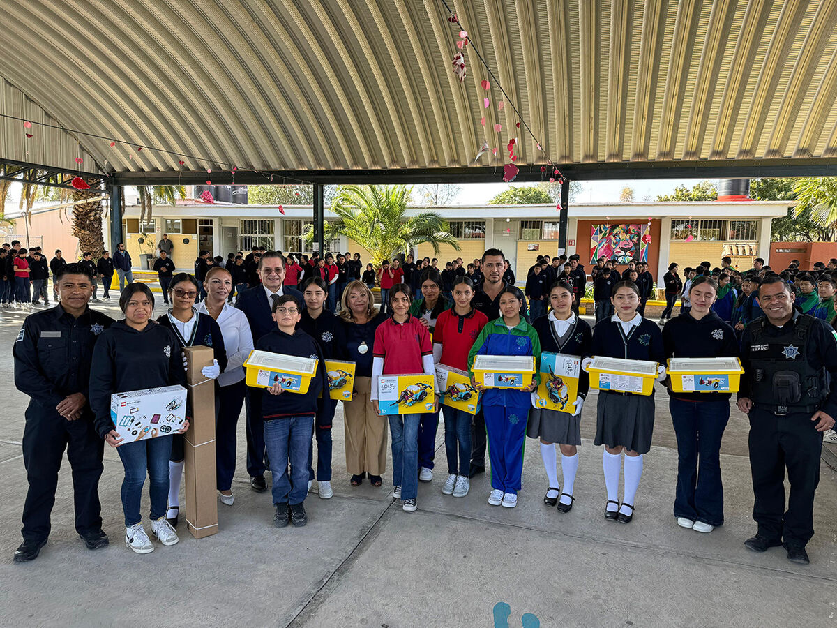 Rector de la UTEQ entrega material de LEGO para fomentar habilidades tecnológicas escuelas de Querétaro