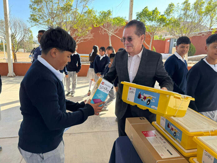 Rector de la UTEQ entrega material de LEGO para fomentar habilidades tecnológicas escuelas de Querétaro