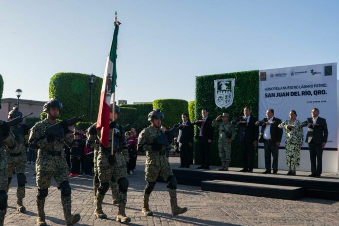 Roberto Cabrera llevó a cabo honores a la bandera en Jardín Independencia, San Juan del Río