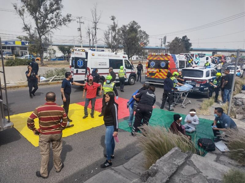 Unidad de Qrobus cae al Dren El Arenal en Querétaro; hay un fallecido y 14 heridos