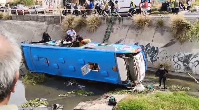 Unidad de Qrobus cae al Dren El Arenal en Querétaro; hay un fallecido y 14 heridos